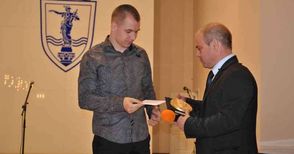 Абитуриентът Даниел Любенов  получи голямата Ботевска награда