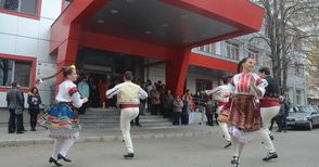 Танцьори и пациенти на Oнкоцентъра се хванаха на общо хоро на открито