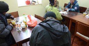 Вкусна супа и топла баня за бездомници в трапезарията на БЧК