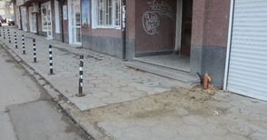 Живеещи на „Вардар“ се жалват от разкопани за газификация тротоари