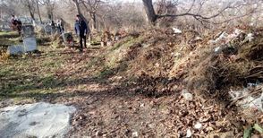 Гробищата в Червена вода заринати от боклуци