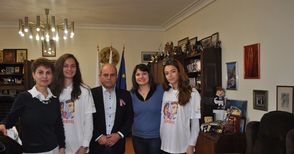 Кметът Стоилов с лентичка  срещу насилието над жени