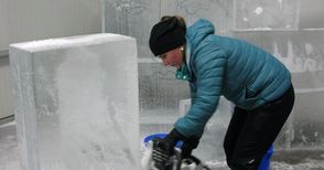 Осем художници превръщат 20 тона лед  в зимна приказка с виелици и светлина