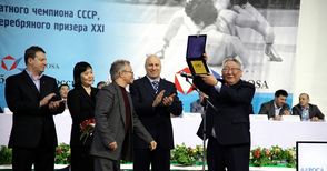 Огнян Николов връчи плакет на президента на Якутия