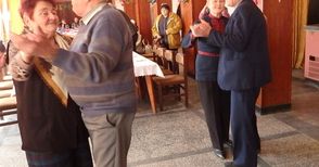 Сурвакници подредиха в изложба  пенсионери от село Караманово