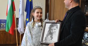 Малката Мис Русе дефилира първо на  кмета преди международен конкурс