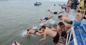 Само 12 смелчаци ще скачат за кръста в Дунав