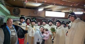 Коледарите в Иваново изкъпаха царя и дариха пари на многодетен баща