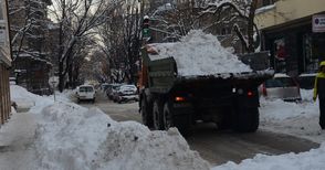 Извозват купчините сняг от общинските паркинги