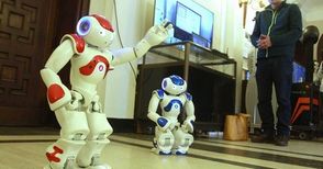 Хуманоидни роботи представят на конференция в университета