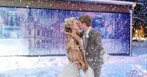 Румънски младоженци със сватбена фотосесия сред ледените скулптури