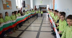 Второкласници от „Иван Вазов“ опънаха 50-метрово знаме в почит на патрона си