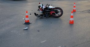 18-годишен моторист в болница след удар в кола