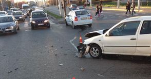 Пешеходец пометен в катастрофа между два автомобила