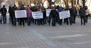 Работници от Корабната: Ще протестираме, докато разпечатат завода