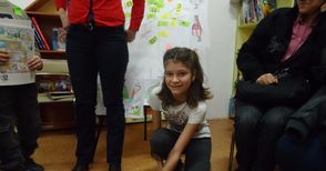 Първата ръчичка в Алеята на четящата слава е на 11-годишната Никол Данева