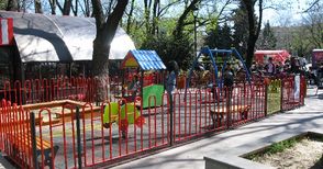 Модерна площадка радва децата в малката градинка на площад „Свобода“