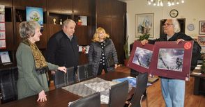 Валентин Карапетров-Каравальо дари  картини на общината и галерията