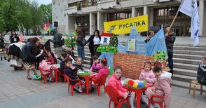Пъстра работилничка събра над 100 деца на площад „Свобода“