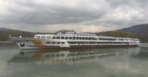 „Дунав турс“ изпраща кораба „Русе“ при новите му холандски собственици