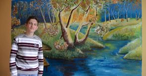 Ученик украси с пролетен пейзаж стена в средношколското общежитие