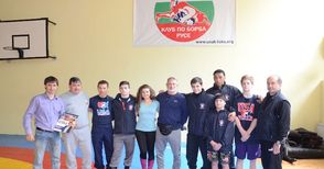 Борци от САЩ тренират здраво на тепиха в Русе