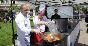 Иван Звездев готви на площада чушки с бял сос по рецепта на Бате Енчо
