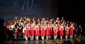 Няколко поколения хористи пяха заедно на юбилея на „Дунавски вълни“