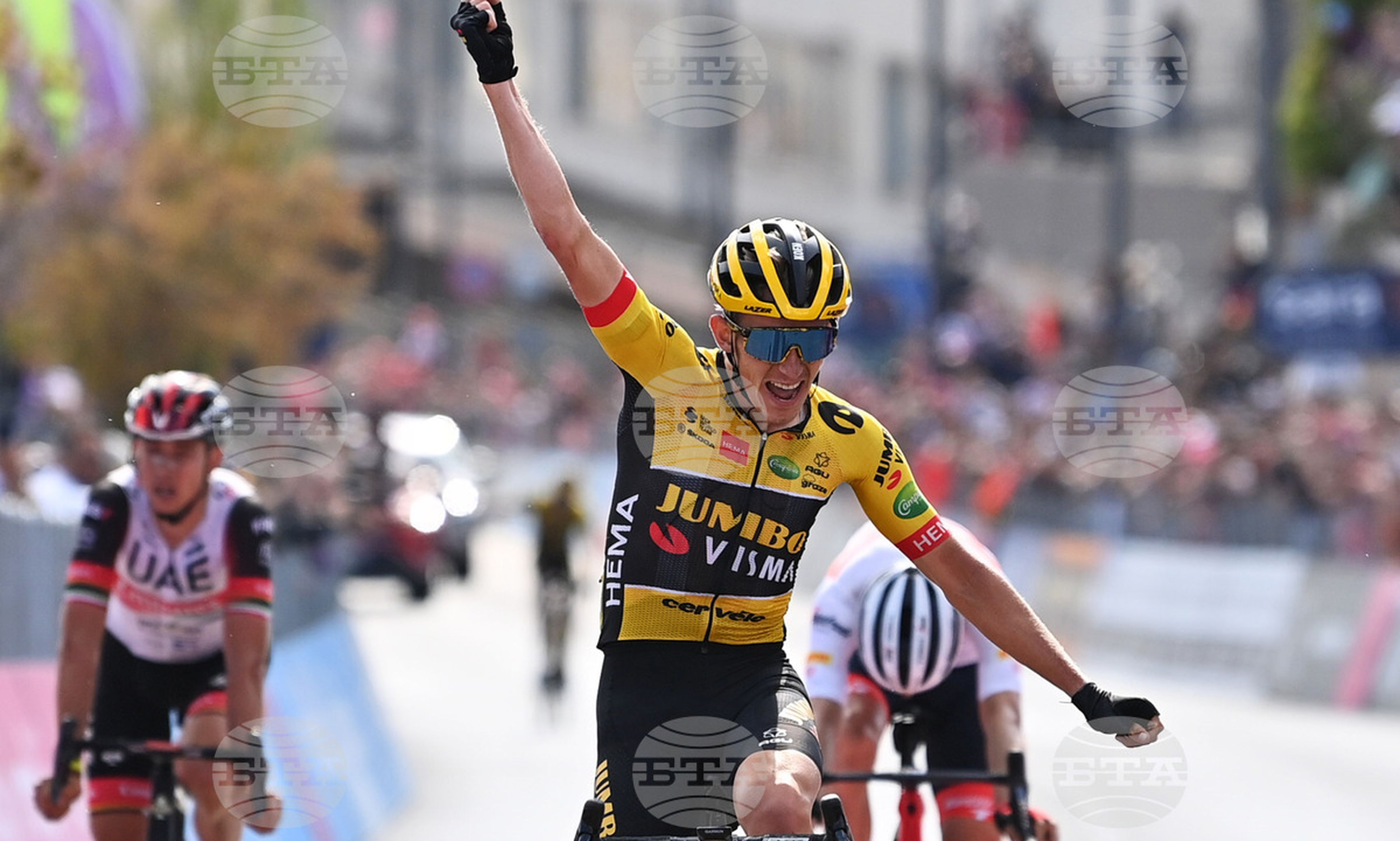 Нидерландец спечели седмия етап от колоездачната обиколка на Италия -  Вестник Утро