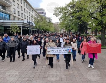 Снимка: БТА Русенци организираха протестно шествие срещу "войната" по пътищата