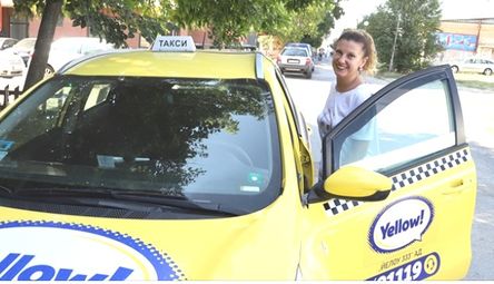 Таксиметровият шофьор Миролюба Бенатова, която не се срамува да застава очи в очи с публиката