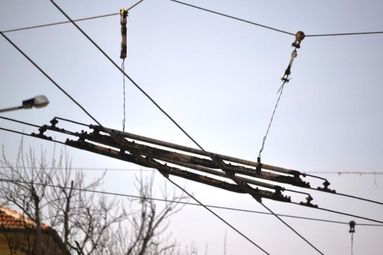 Крадци разкачиха 250 метра жици от тролейбусната мрежа