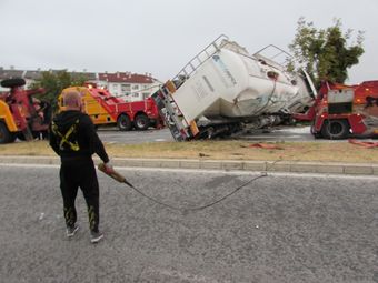 Ловецът на мигранти Динко изправи катастрофирал румънски камион в Русе