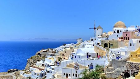 Туристическа компания търси човек, който да обикаля гръцките острови