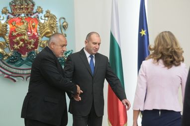 Борисов, Каракачанов и Захариева влязоха на срещата при Радев