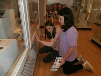 Ученици разпознаваха амфори, оръжия и украшения в музея