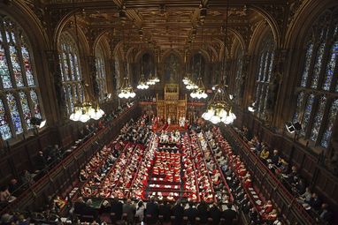 Позлатената пленарна зала на Камарата на лордовете