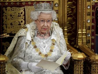 Кралица Елизабет II произнася речта със законодателната програма на правителството пред двете камари на британския парламент в Лондон