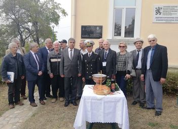 Отец Стефан освети паметната плоча на капитан-лейтенант Александър Конкевич