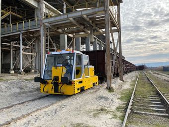 Акумулаторен локомотив товари  пясък в завод „Девня“ на „Каолин“