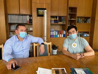 Пенчо Милков и д-р Дачева по време на разговора за откриване на нощен стоматологичен кабинет в Русе.  Снимка: Община Русе