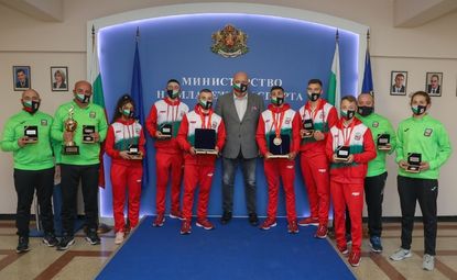 Трикратният еврошампион по бокс Радослав Росинов с плакет от спортния министър