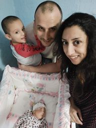 Подариха розова кошарка на първото бебе за годината в Русе Джули-Анн