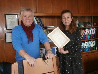 Директорката на НУИ връчи свидетелството за дарение на представителя на „Детство мое“ в Русе Лъчезар Каймаканов.         Снимка: Авторът