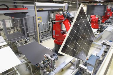 Роботизирано асемблиране на слънчеви панели в германски завод Снимка: Getty Images