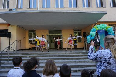 Училището по европейски езици в Русе отбелязва днес своя патронен празник /галерия/