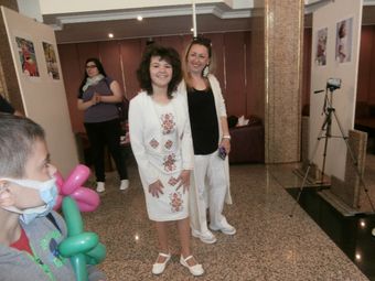 Фотографката Анна Йочева с талантливата Кристислава Иванова, чиято втора стихосбирка бе представена при откриването на изложбата. 				         Снимка: Авторът