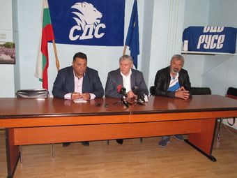 Станимир Станчев, Румен Христов и областният председател на партията Драгомир Дамянов /отляво надясно/ дадоха неофициален старт на новата си предизборна кампания.Снимка: Авторът