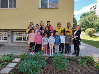 Деца засадиха благоуханни билки в две детски градини и училище