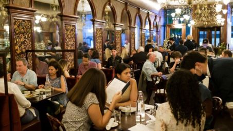 Ръст на резервациите в британските ресторанти след подновяване на вечерите на закрито